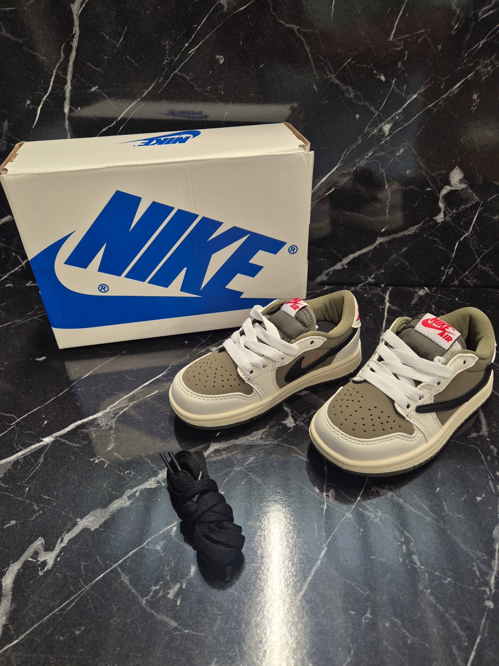 KIDS SCHOENEN Nike Air Jordan 1 Low x Travis Scott (Olive)