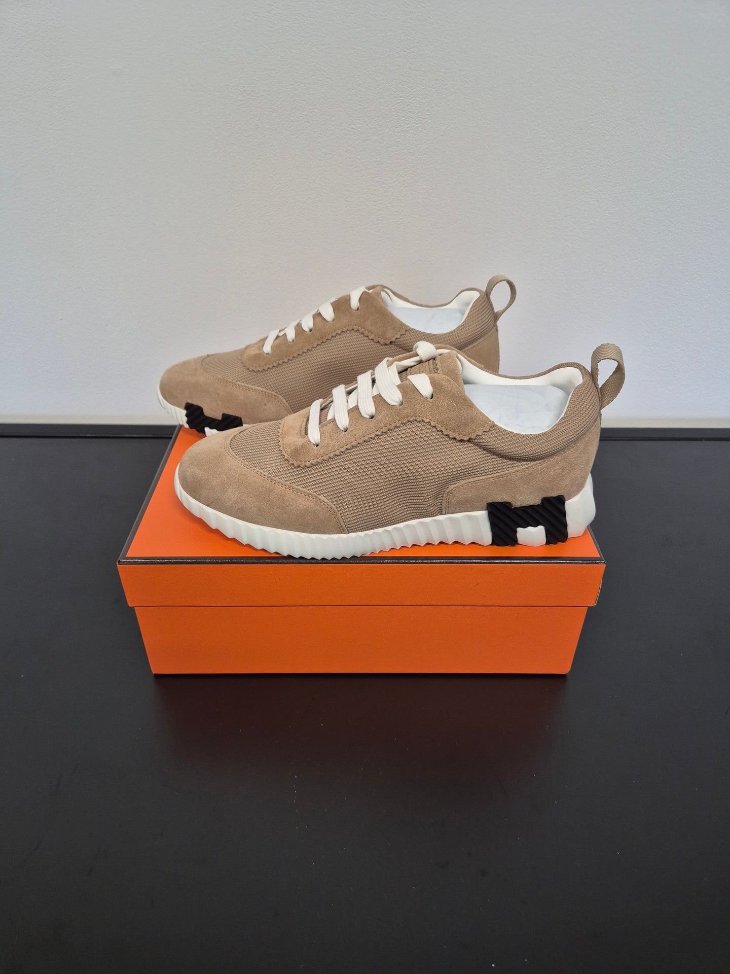 DAMES SCHOENEN Hermès Bouncing Sneaker Licht Bruin Zwart