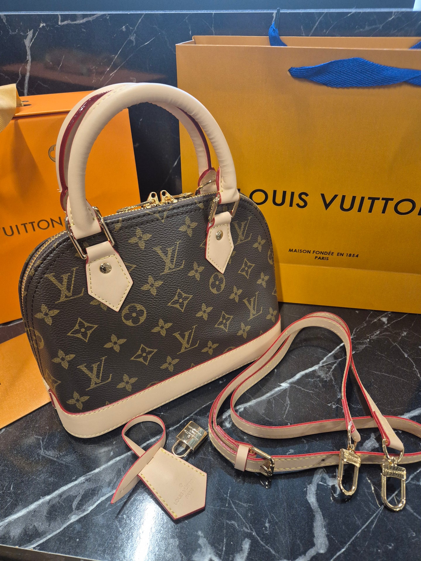 DAMES TASSEN Louis Vuitton Alma BB Klassieke Monogram Canvas met Vachette-leer