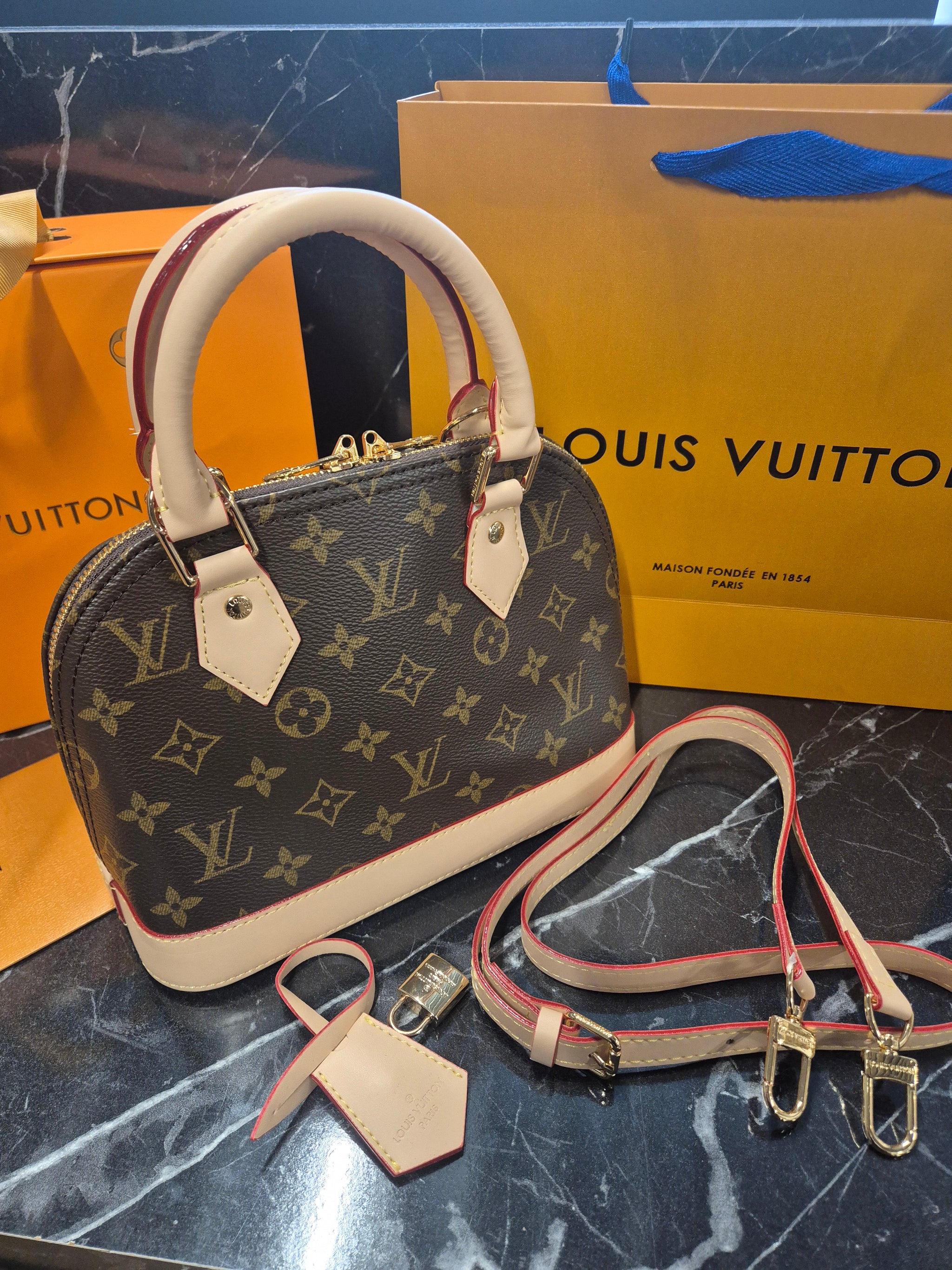 DAMES TASSEN Louis Vuitton Alma BB Klassieke Monogram Canvas met Vachette-leer