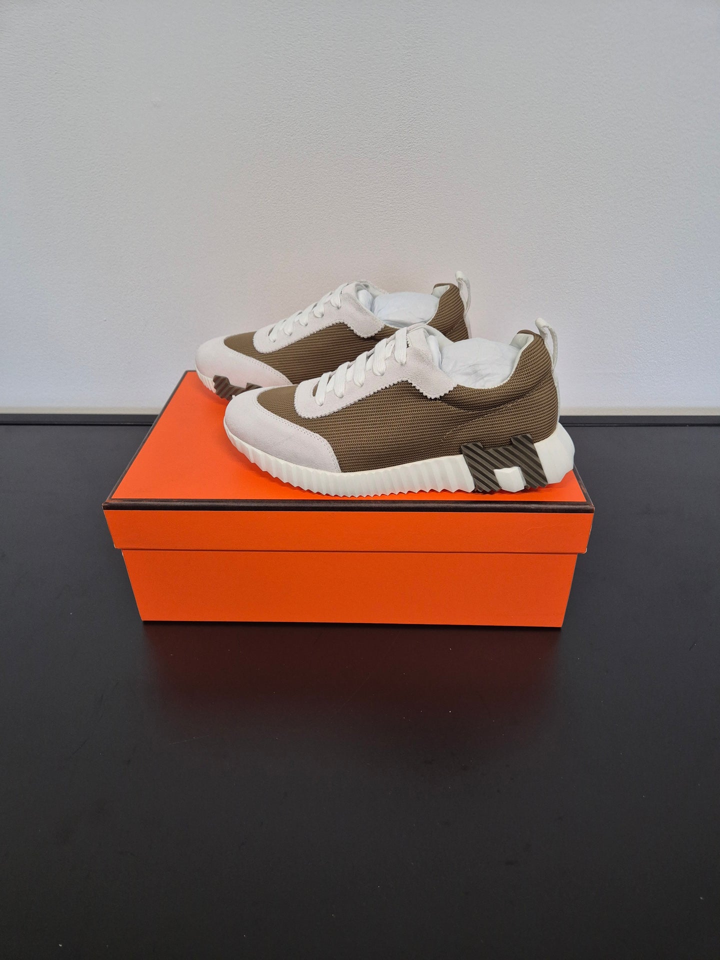 DAMES SCHOENEN Hermès Bouncing Sneaker Kaki Canvas en wit suède