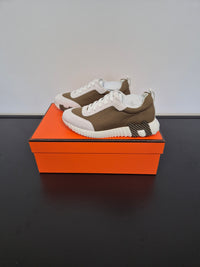 DAMES SCHOENEN Hermès Bouncing Sneaker Kaki Canvas en wit suède