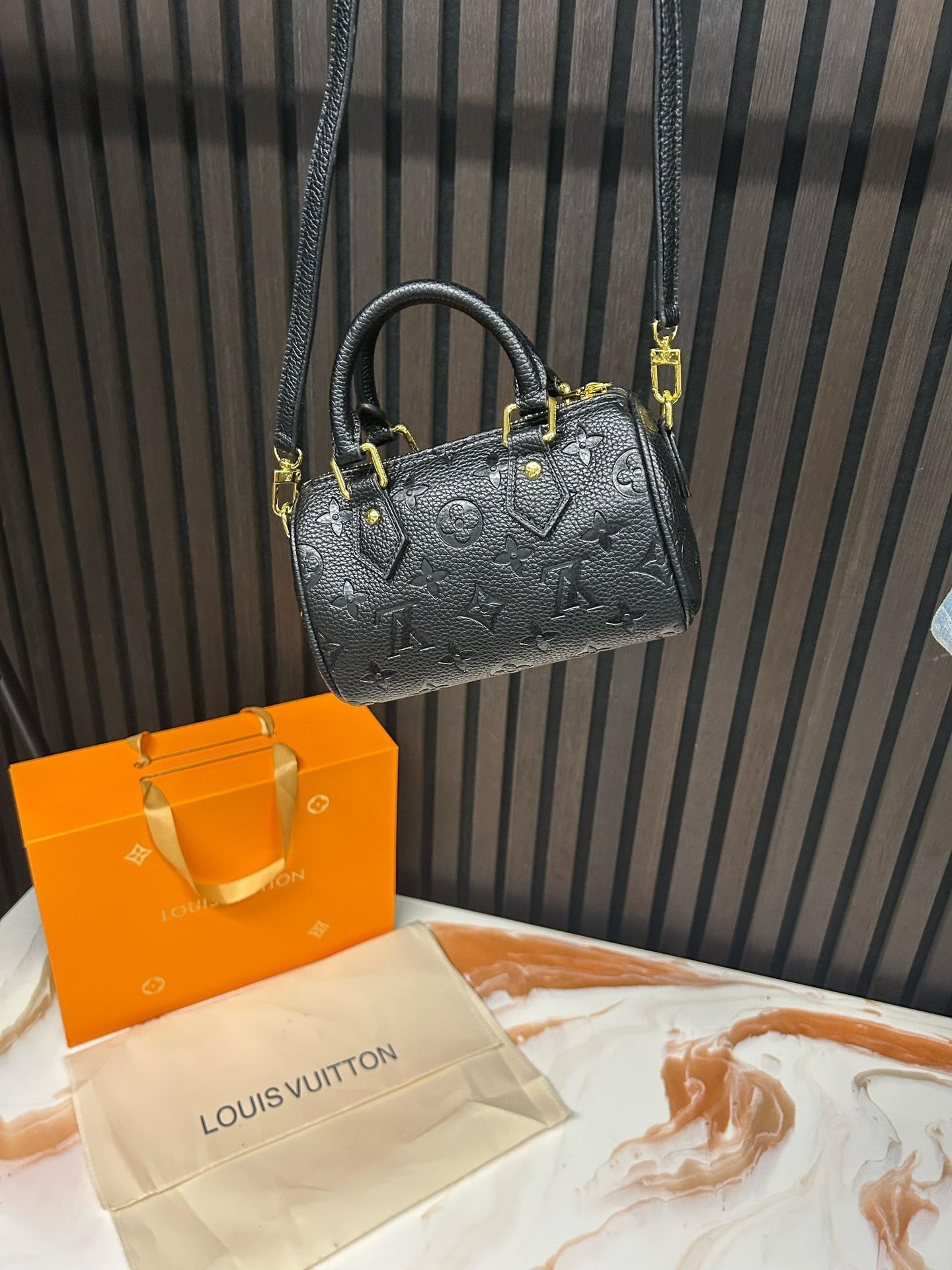 DAMES TASSEN LouisVuitton Nano Speedy in Monogram Empreinte-leer (zwart)